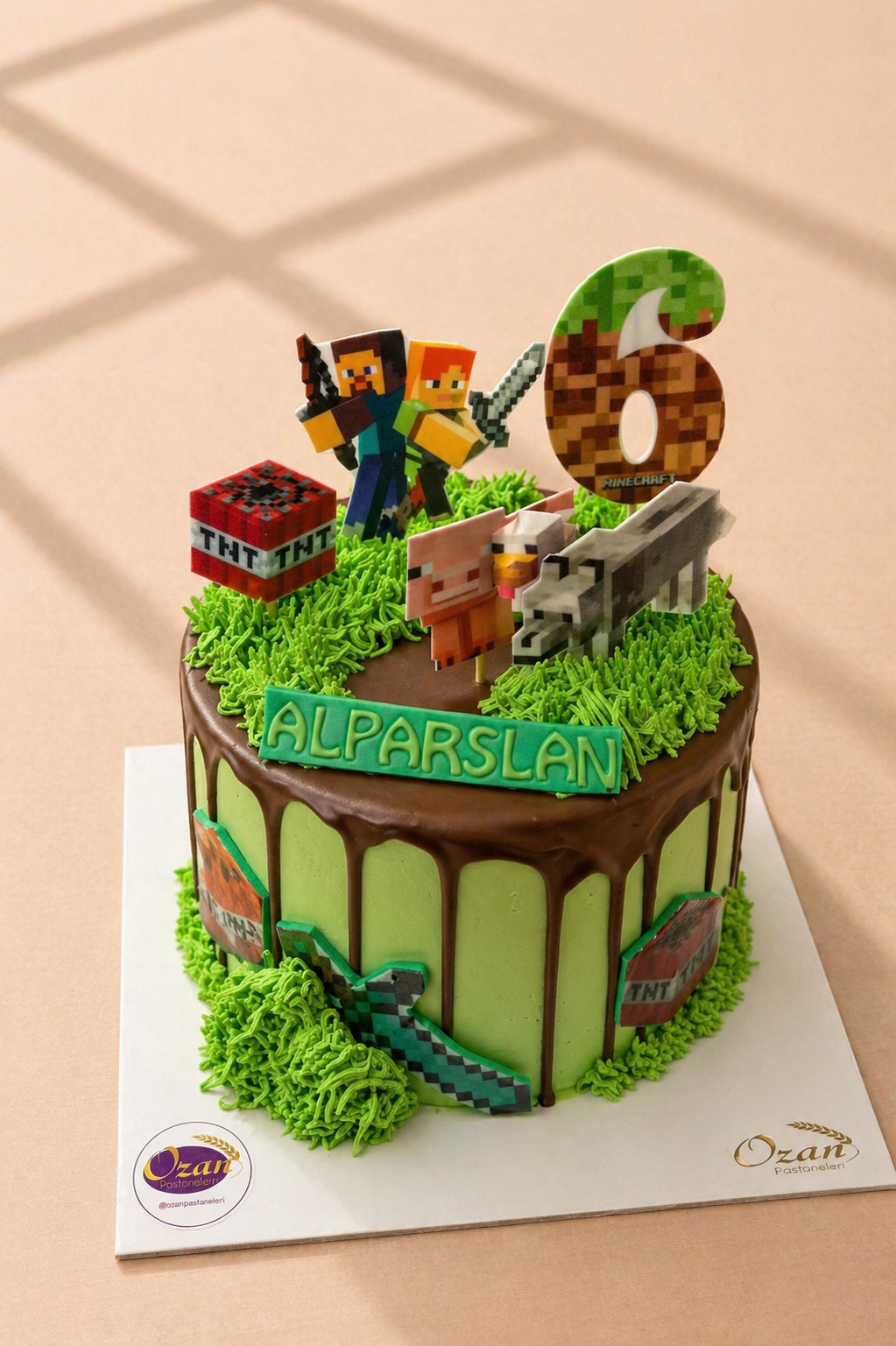 Minecraft Temalı Krem Şantili Doğum Günü Pastası